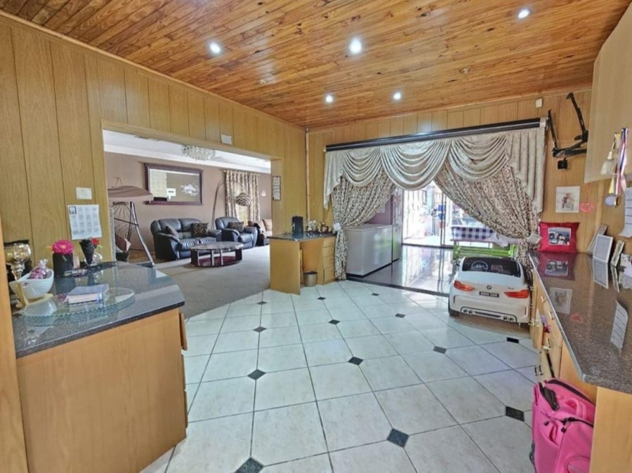 5 Bedroom Property for Sale in Van Der Hoff Park North West